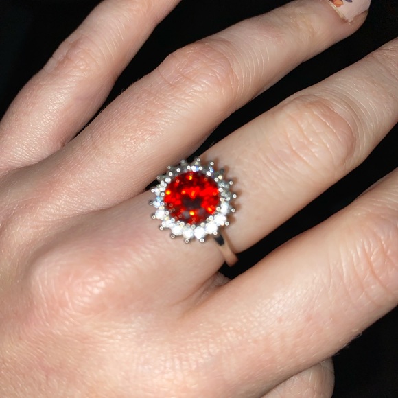 Ruby red costume ring - Picture 2 of 3